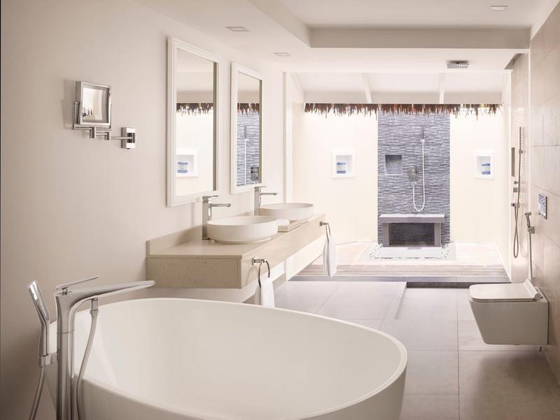 Helles Badezimmer mit freistehender ovaler Badewanne, Doppelwaschbecken und großer Fensterfront.