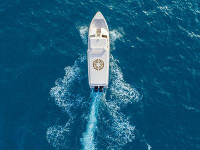 Yacht de luxe naviguant sur une mer bleu profond avec une traînée d'écume visible