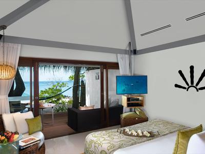 Chambre d'hôtel moderne avec terrasse et vue sur jardin, lumineuse et accueillante.