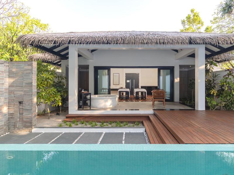 Moderner Pavillon mit offenen Wänden, Holzveranda und blauem Pool im Vordergrund.