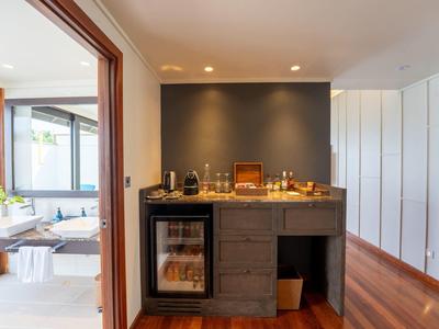 Moderner Hotel-Zimmerbereich mit Minibar und Blick ins Badezimmer