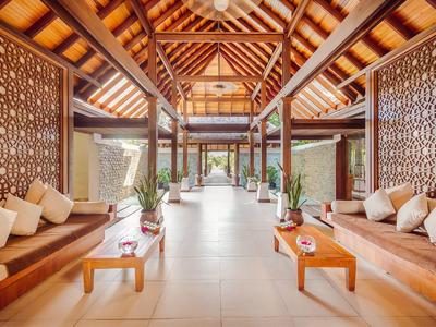 Lichtdurchfluteter, offener Lounge-Bereich mit Holzmöbeln und dekorativen Tapeten