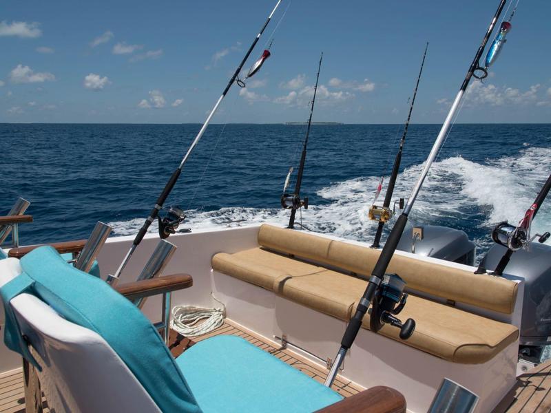 Angelstangen auf einer Yacht mit Meerblick und bequemen Sitzplätzen