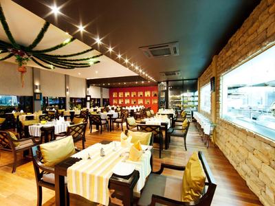 Modernes Restaurant mit gedeckten Tischen und warmem, einladendem Ambiente.