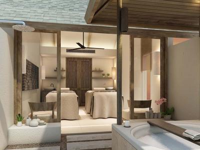 Moderner Raum mit Massagetischen und Badewanne, warm beleuchtet und mit Holzdetails.