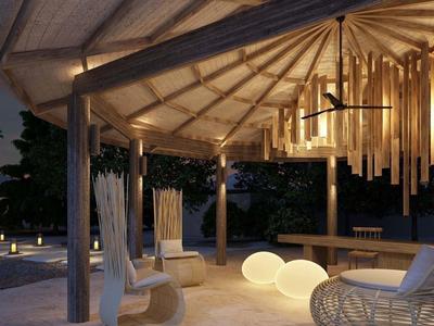 Beleuchtete Lounge mit modernem Mobiliar unter einem überdachten Bereich bei Abenddämmerung.