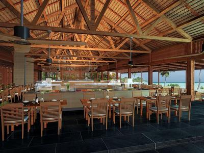 Offener Restaurantbereich mit Holztischen und Stühlen, Blick auf das Meer im Hintergrund.