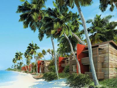 Reihen von modernen Holzbungalows mit roten Dächern am tropischen Strand unter Palmen.