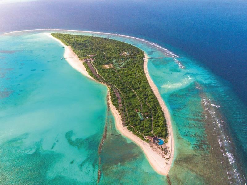 Luftaufnahme einer tropischen Insel mit weißen Sandstränden und türkisfarbenem Wasser.