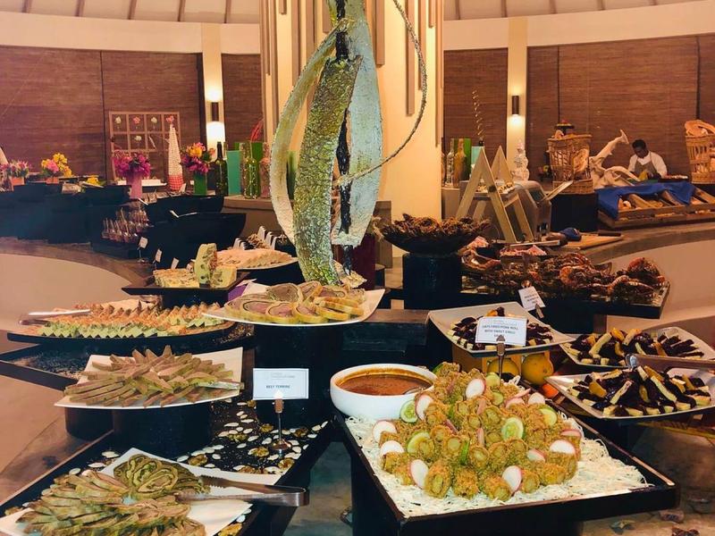 Buffet mit verschiedenen Vorspeisen, dekorativ präsentiert auf einem runden Tisch.