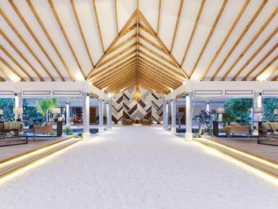 Moderna hall d'albergo aperta con travi di legno alte, aree salotto confortevoli e pavimentazione luminosa.