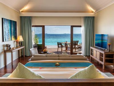 Camera d'hotel di lusso con terrazza e vista sul mare.