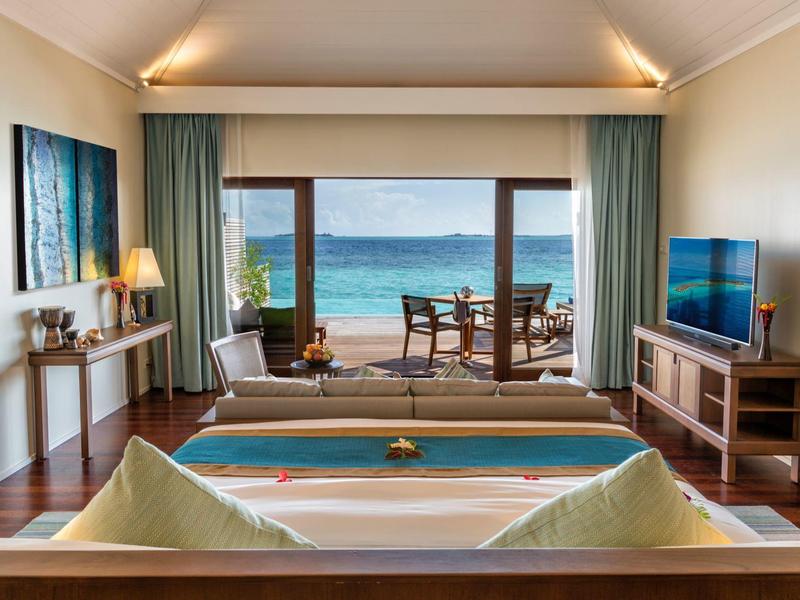 Camera d'hotel di lusso con terrazza e vista sul mare.