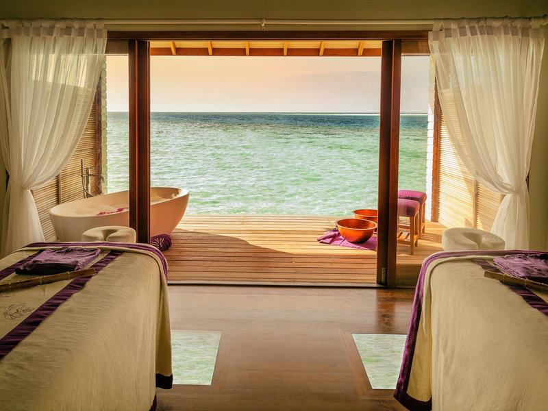 Camera con due letti e vista mare, terrazza con sedie e cuscini