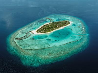 Kleine tropische Insel mit Sandstrand und türkisfarbenem Wasser im Ozean