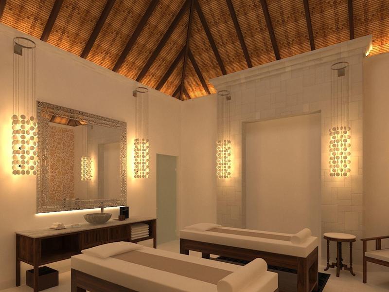 Elegantes Spa-Zimmer mit zwei Liegen unter einem Holzdecken-Dach, warm beleuchtet.