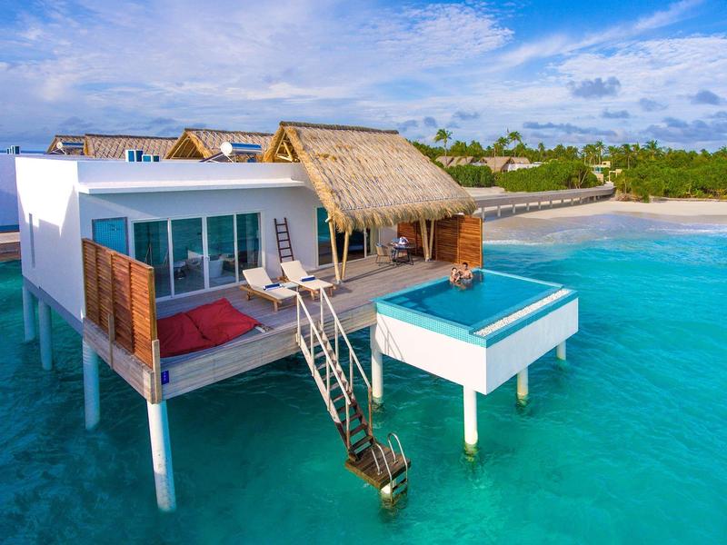 Luxuriöse Überwasser-Villa mit Pool und direktem Zugang zum türkisfarbenen Meer.
