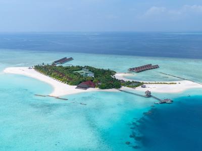 Piccola isola tropicale con spiagge di sabbia bianca, acqua turchese e moli di legno.