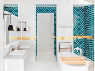 Moderner Badezimmerbereich mit Doppelwaschbecken und türkisfarbenen Fliesen.