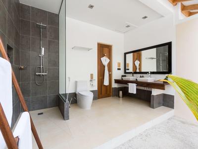 Modernes Badezimmer mit freistehender Badewanne, großer Dusche und doppelseitigem Waschbecken.