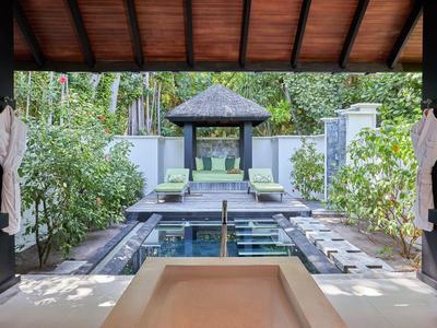 Moderner Garten mit quadratischem Pool, Pavillon, grünem Pflanzen und Holzdecke.