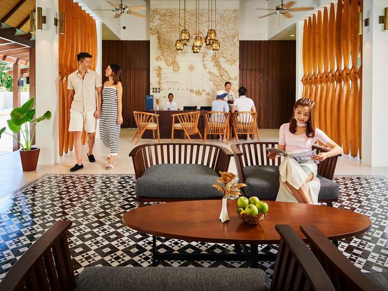 Moderner offener Wohnbereich mit gemustertem Boden, Holzmöbeln und entspannter Atmosphäre.