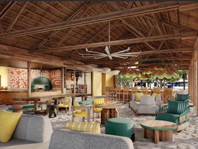 Area lounge aperta con tetto in legno, posti a sedere e arredamento rustico in un hotel.