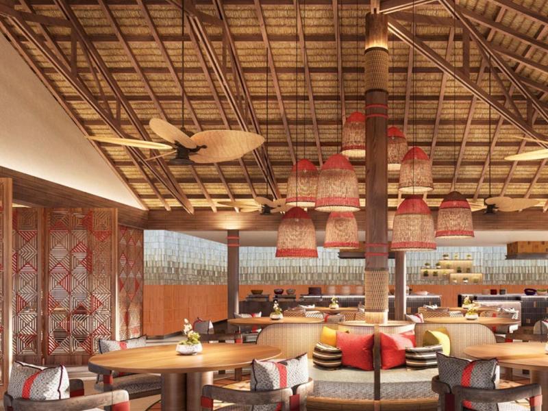 Ristorante spazioso con soffitto in legno, tavoli rotondi e interni moderni e accoglienti.