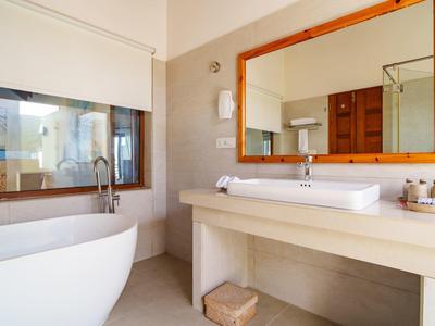 Moderne badkamer met vrijstaand bad, grote spiegel en wastafel