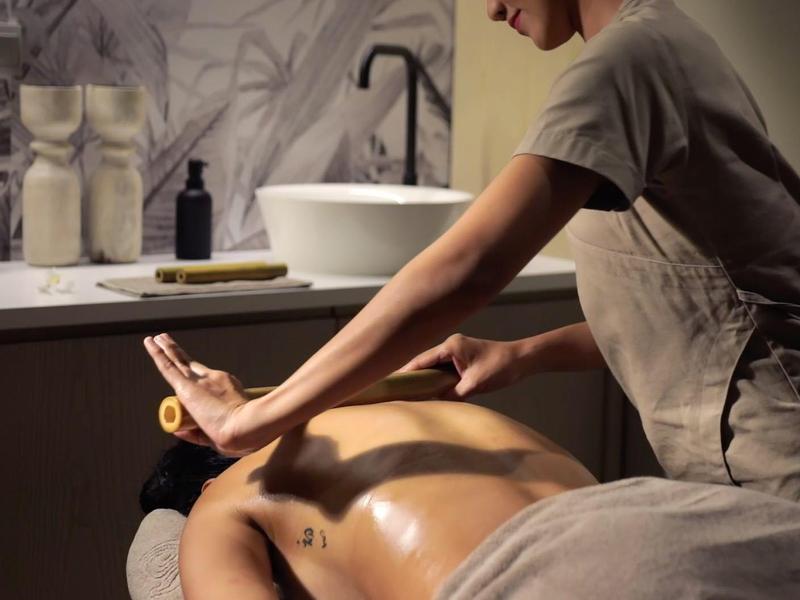 Eine entspannende Massage wird in einem ruhigen Spa-Raum verabreicht.