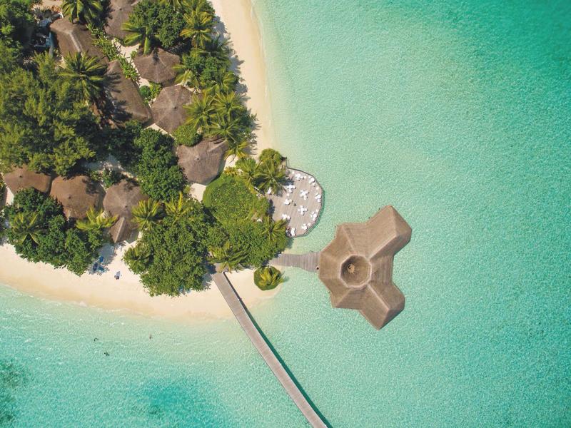 Vogelperspektive einer tropischen Insel mit Strand, Wasserbungalows und türkisfarbenem Meer