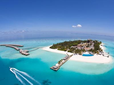 Vue aérienne d'une île tropicale avec plage de sable blanc et eau turquoise