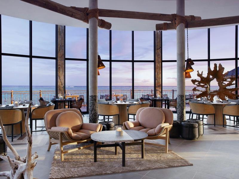 Ristorante moderno con finestre panoramiche vista mare al tramonto