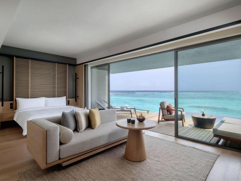 Przejrzysta turkusowa woda z wodnosamolotami przy tropikalnym pomoście pod niebieskim niebem