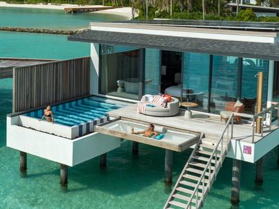 Luxe villa boven het water met zwembad en directe toegang tot turquoise zee.