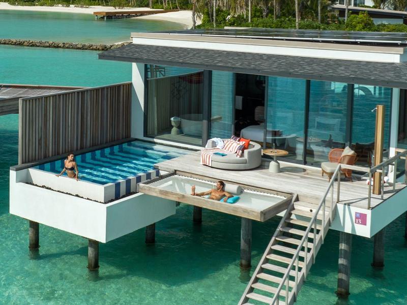 Luxe villa boven het water met zwembad en directe toegang tot turquoise zee.