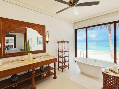 Elegante bagno con vasca indipendente e grande finestra con vista mare.