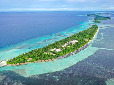 Langer tropischer Inselstreifen mit grüner Vegetation und türkisblauem Wasser umgeben.