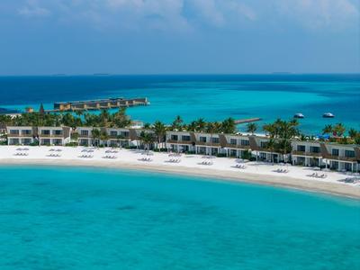 Luxe strandresort met turquoise water en heldere blauwe lucht