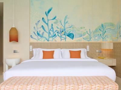 Modernes Hotelzimmer mit Doppelbett, Wandmalerei und warmen Holzakzenten.