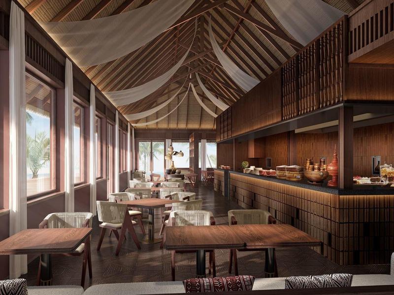 Restaurant d'hôtel lumineux avec intérieur en bois et vue sur la plage et la mer.