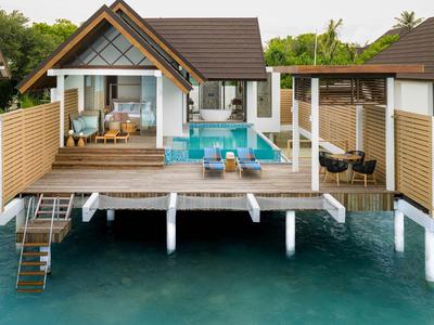 Moderne Wasservilla mit Holzterrasse, Pool und direktem Zugang zum Meer.