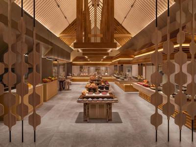 Modern eingerichtetes Restaurant mit Buffetstation in warmen Holztönen und stilvollem Design.