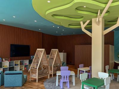 Helle, moderne Sauna mit Holzbänken und indirekter Beleuchtung für entspannte Urlaubsmomente.