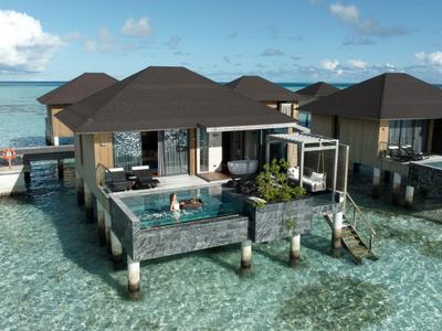 Luxuriöse Überwasserbungalows mit Holzstegen und direktem Zugang zum kristallklaren Meer.