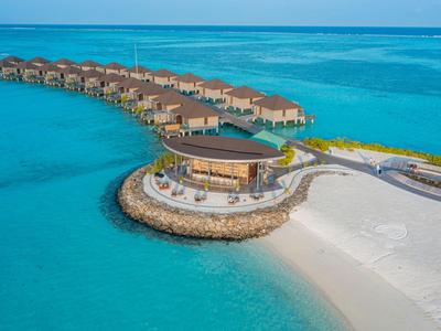 Bungalows über dem türkisfarbenen Meer mit weißem Sandstrand und rundem Holzpavillon