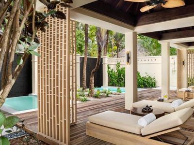 Espace spa extérieur avec chaises longues et jacuzzi dans une ambiance détendue