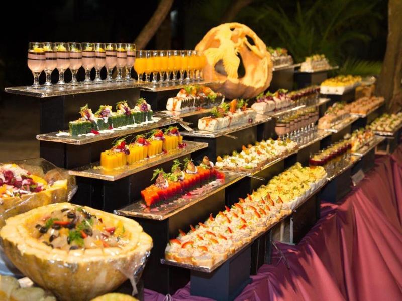 Elegantní bufet s dezerty a předkrmy uspořádanými do více pater.