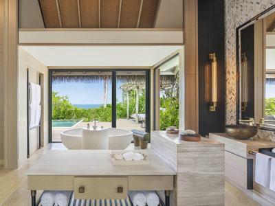 Luksusowa łazienka z wolnostojącą wanną i widokiem na tropikalny ogród