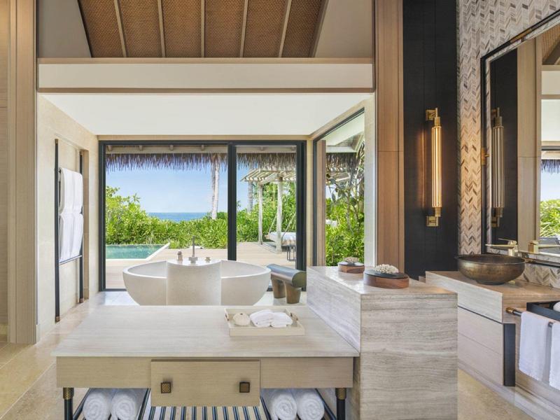 Luksusowa łazienka z wolnostojącą wanną i widokiem na tropikalny ogród